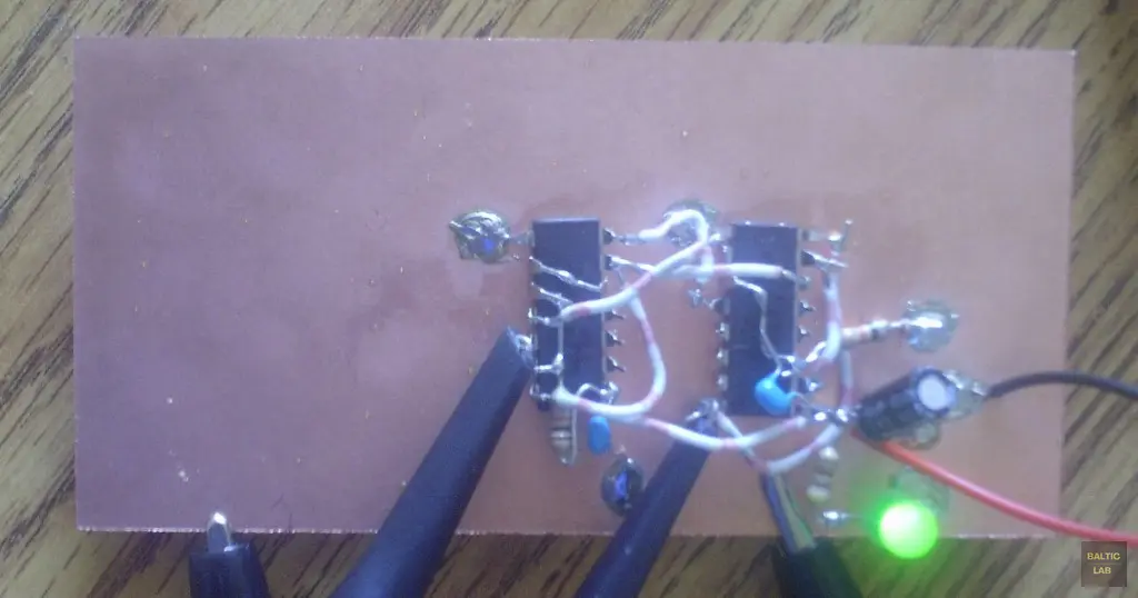 A pseudorandom number generator (PRNG) using a CMOS 4015 shift register and a 4030 XOR gate.