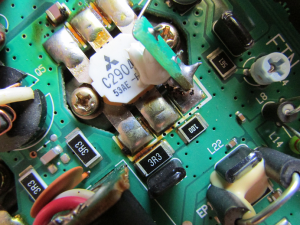 One of the two burned out final transistors of the IC-718