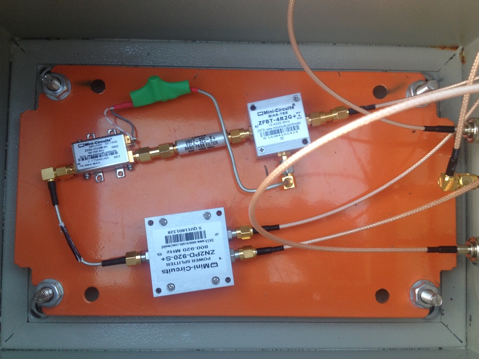 Close-up of the 850 MHz combiner / preamp / filter set-up