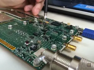 Probing around inside the Tektronix RSA306 USB 3.0 Spectrum Analyzer