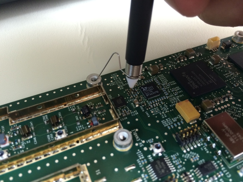 Probing around inside the Tektronix RSA306 USB 3.0 Spectrum Analyzer
