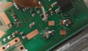 The PCB-trace connected to pin XTAL 1 has been cut using a sharp tool