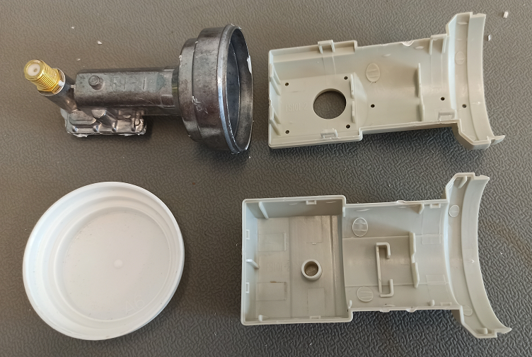 Plastic cover of the LNB removed