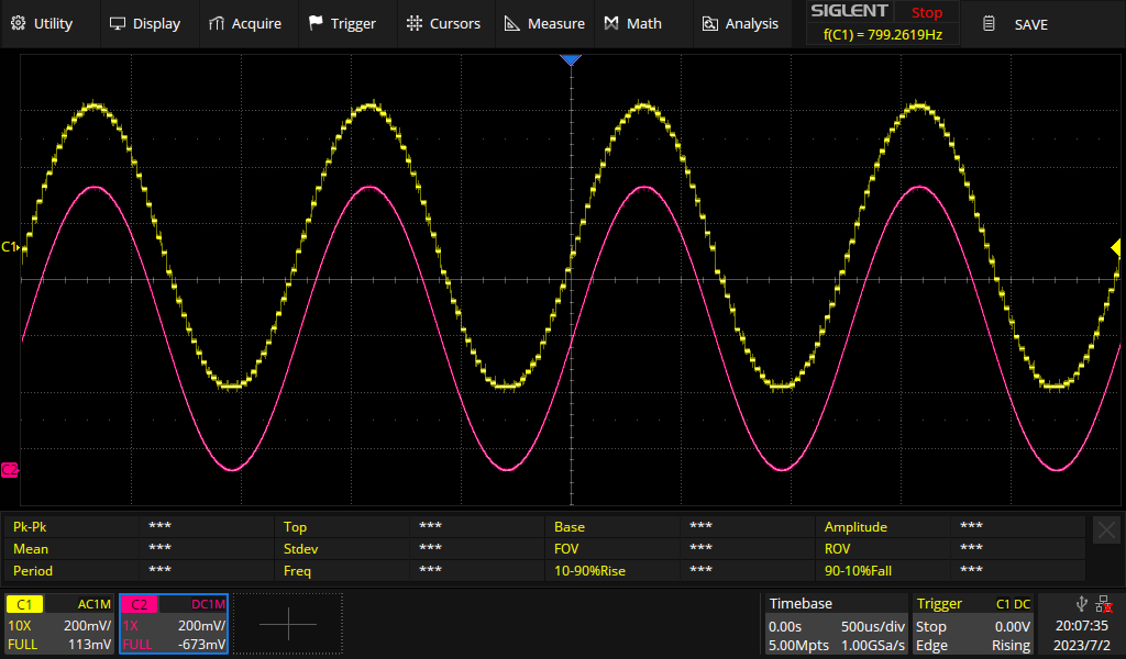 800 Hz sine-wave (bottom trace) fed into the Arduino Giga R1 WiFi (bottom), Output on pin DAC0 from the arduino (top trace)