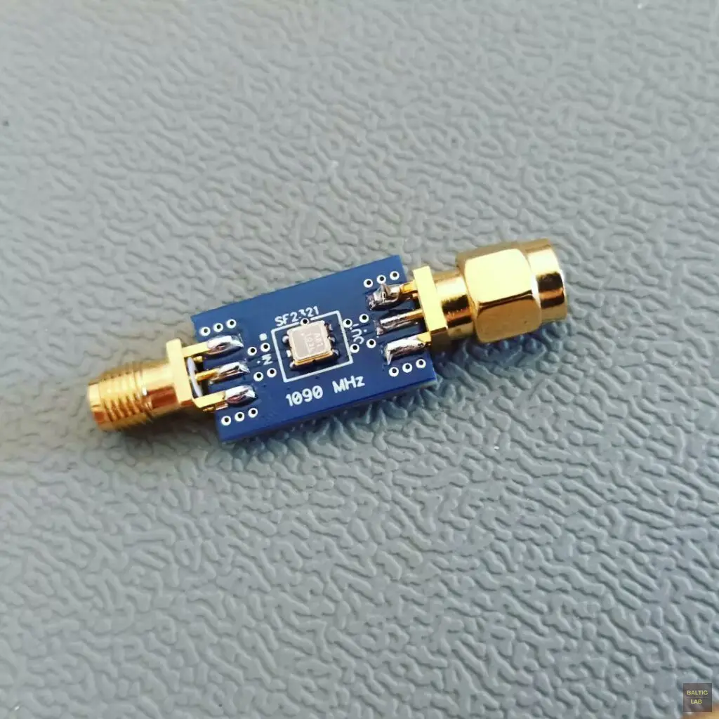 SAW filter PCB with SMA connectors for 1090 MHz (ADS-B). Mismatched input and output traces (Z=100 Ohms, l=3,5mm) have been deemed acceptable.