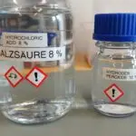 Two GL45 bottles containing 8 % hydrochloric acid (left) and 12 % hydrogen peroxide (right)